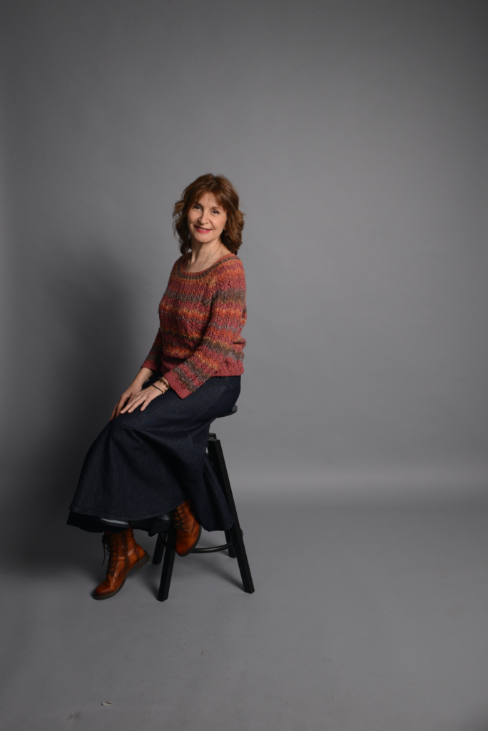 Heathered red orange knitted sweateraThe image shows a heathered red-orange knitted sweater in size M.