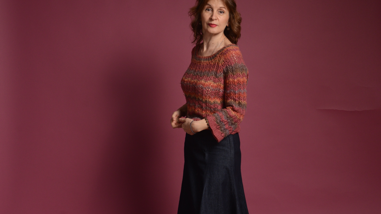 The image shows a heathered red orange knitted sweater in size M